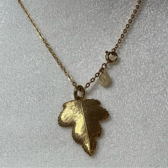 VTG Avon Gold Tone Textured Leaf Faceted Clear Rhinestone Pendant Necklace 16” - Picture 4 of 4